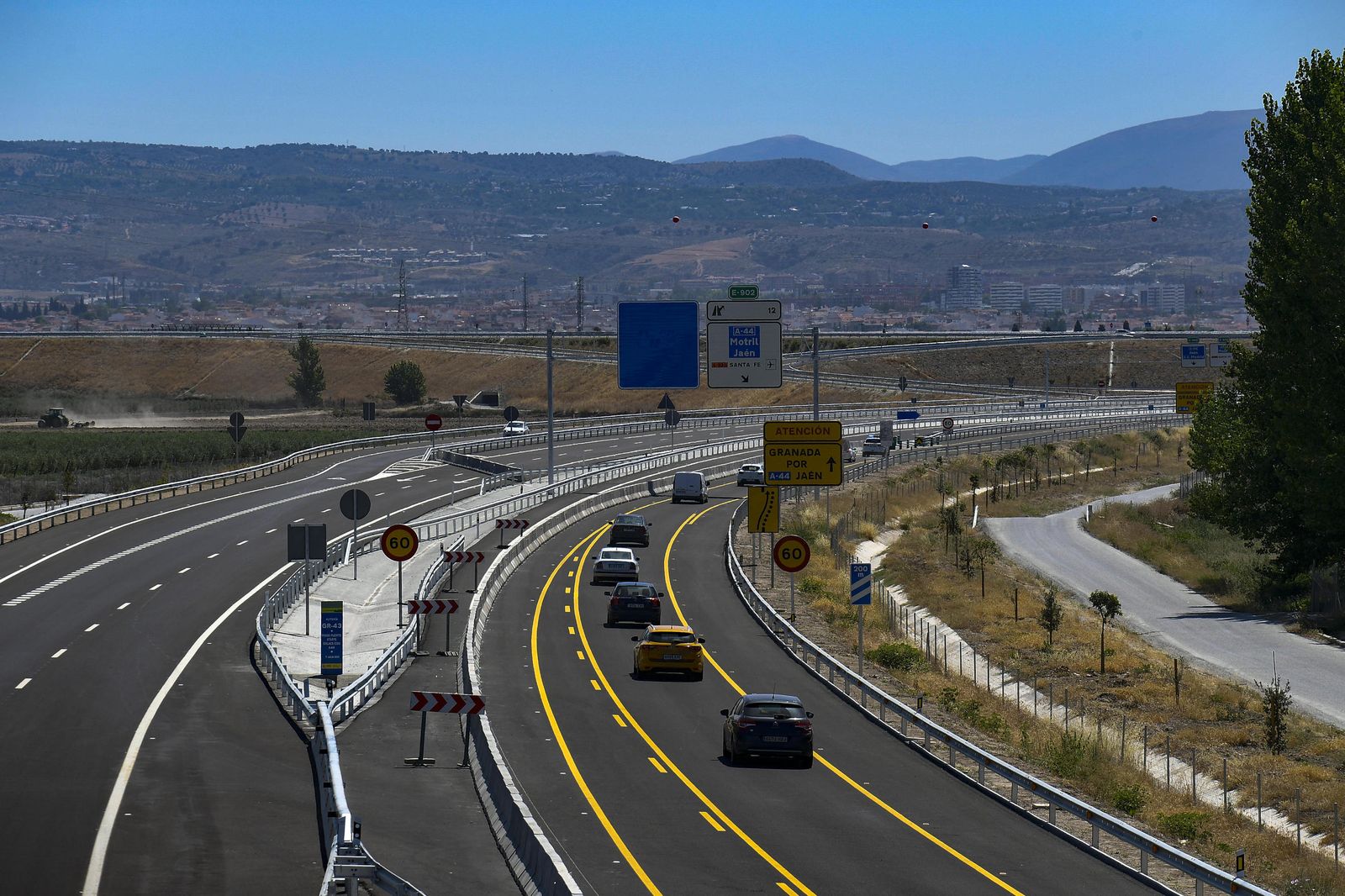 Fotos: ya circulan los primeros vehículos por la nueva autovía GR-43 de Granada