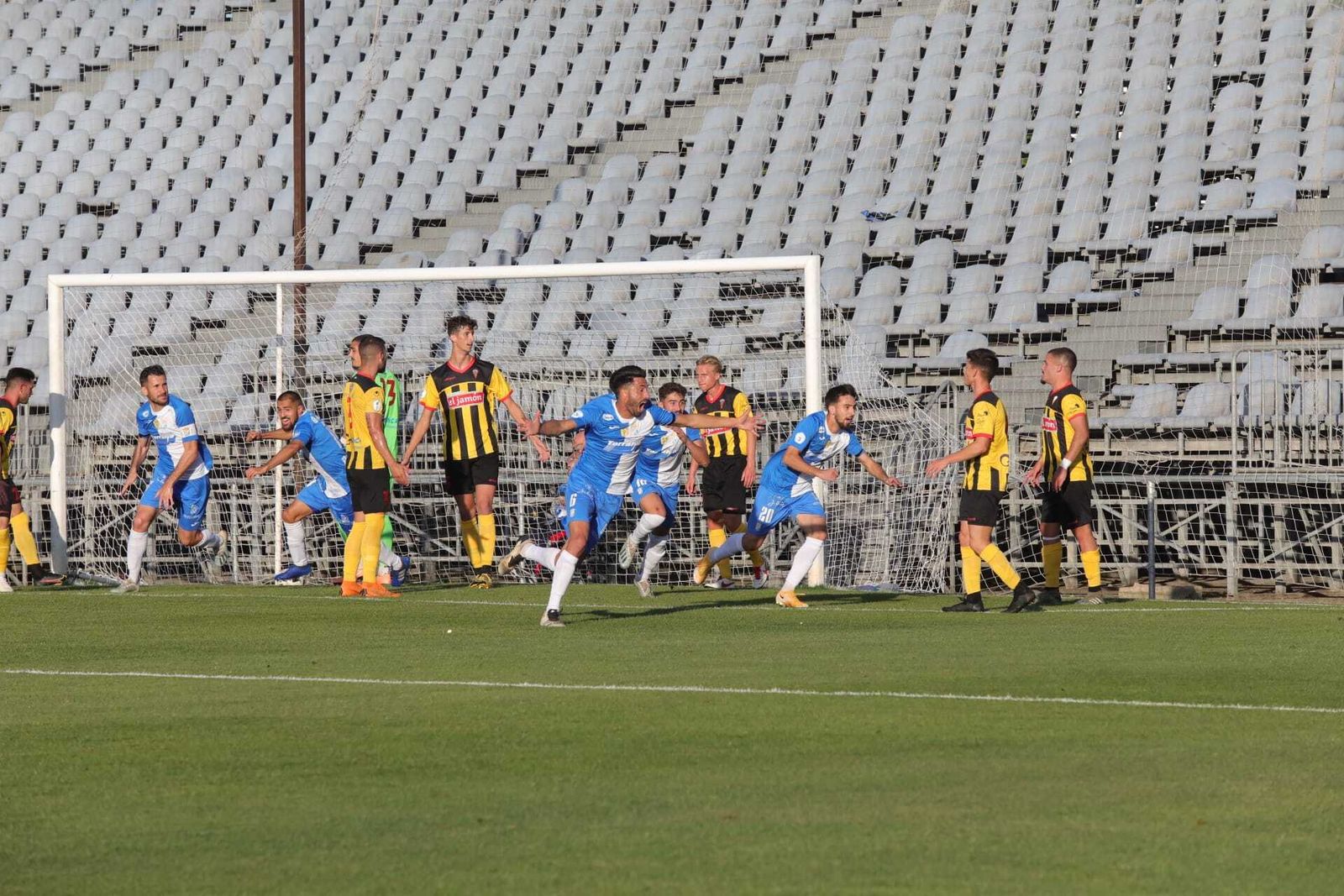 Álex Colorado celebra el tanto del triunfo, con Ramón Verdú y Palacios gritando el tanto de su compañero..
