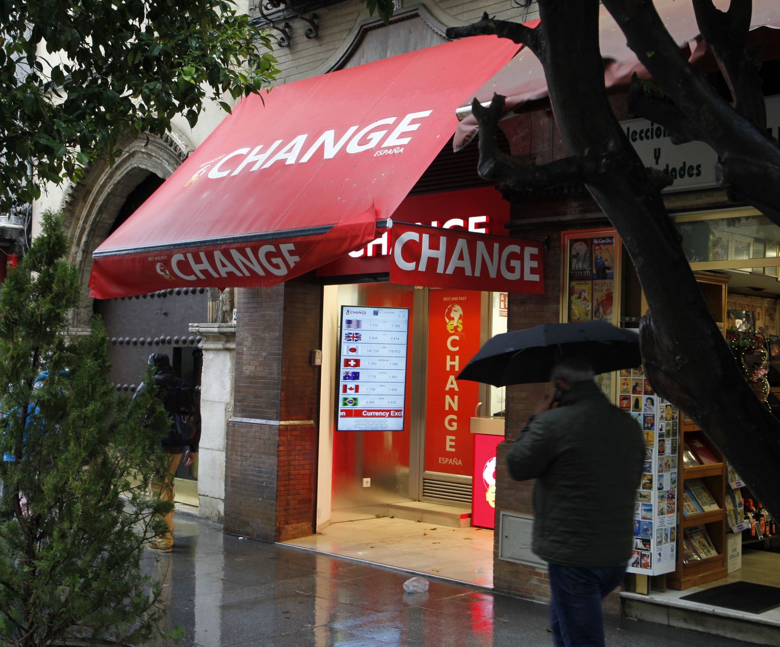 Toldos estridentes junto a la Catedral.