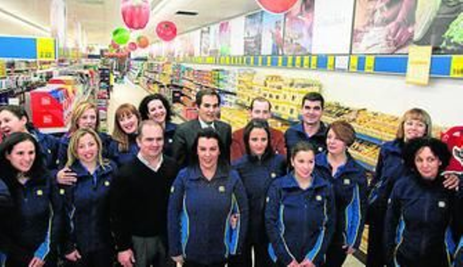 El alcalde posa ayer con los empleados del nuevo súper.