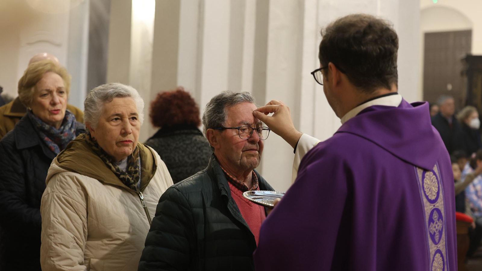 Varias personas esperando para recibir la imposición de las cenizas.