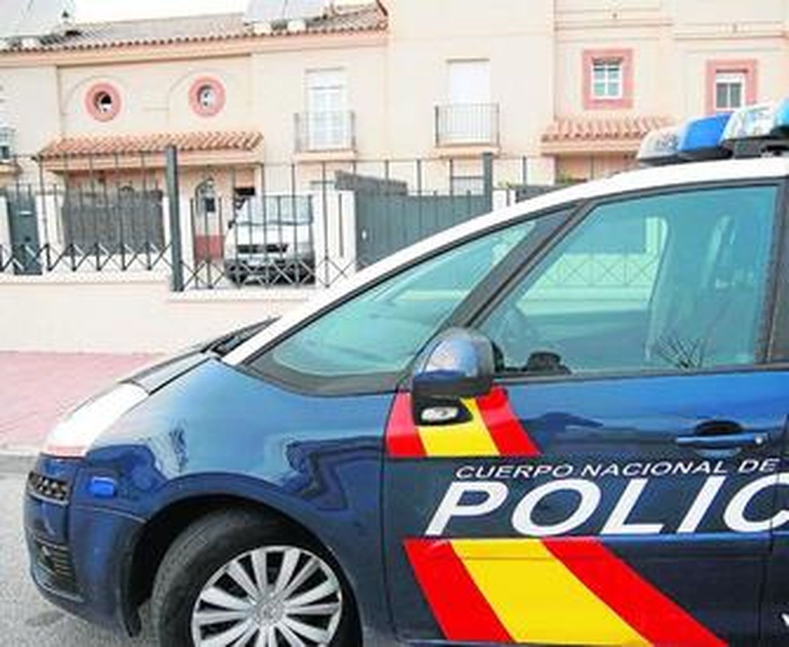 Un coche policial, delante del cuartel general de la banda, el domicilio familiar en calle Malta, Jerez.