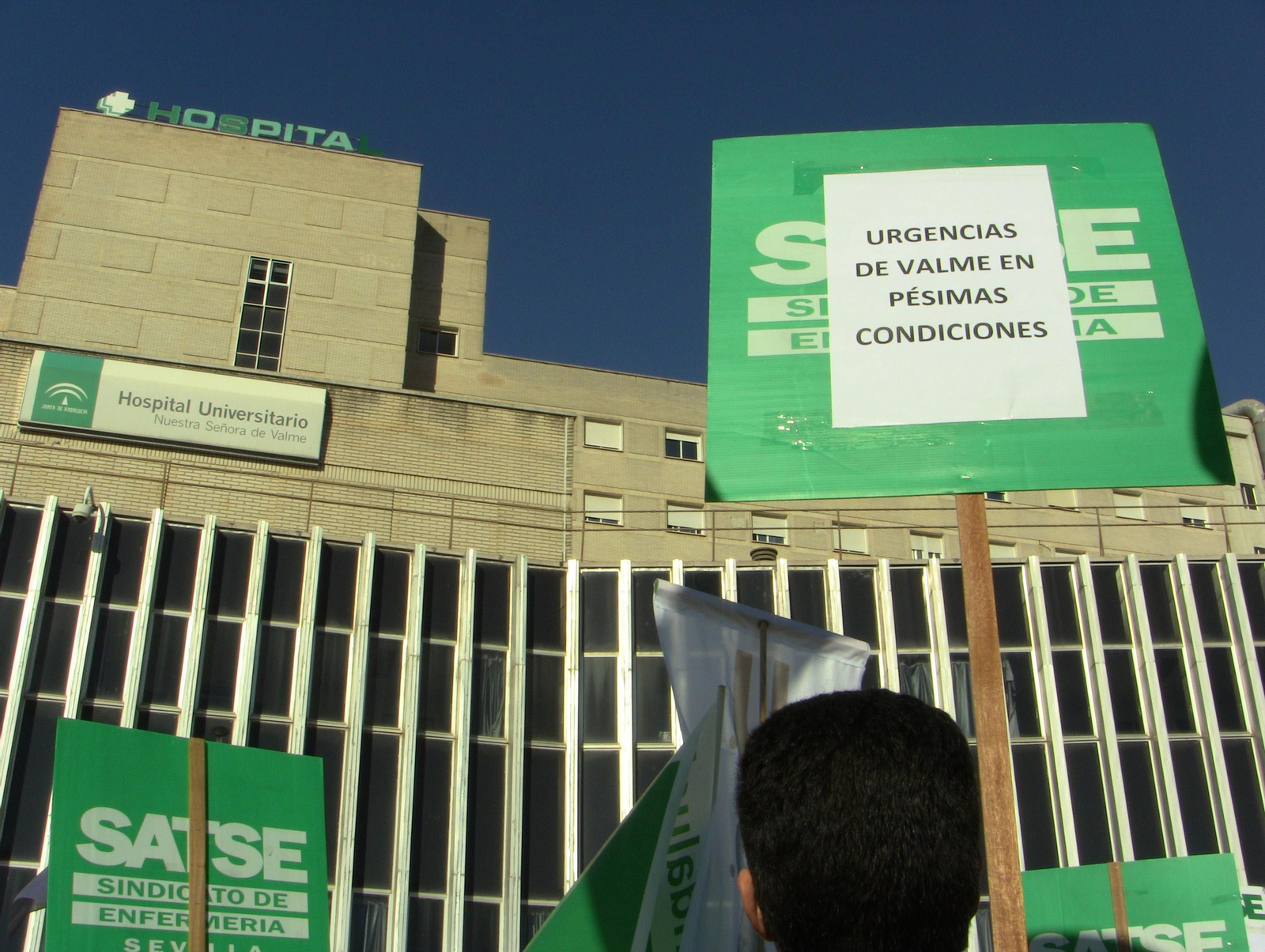 Delegados del Satse durante una protesta en el Hospital de Valme.