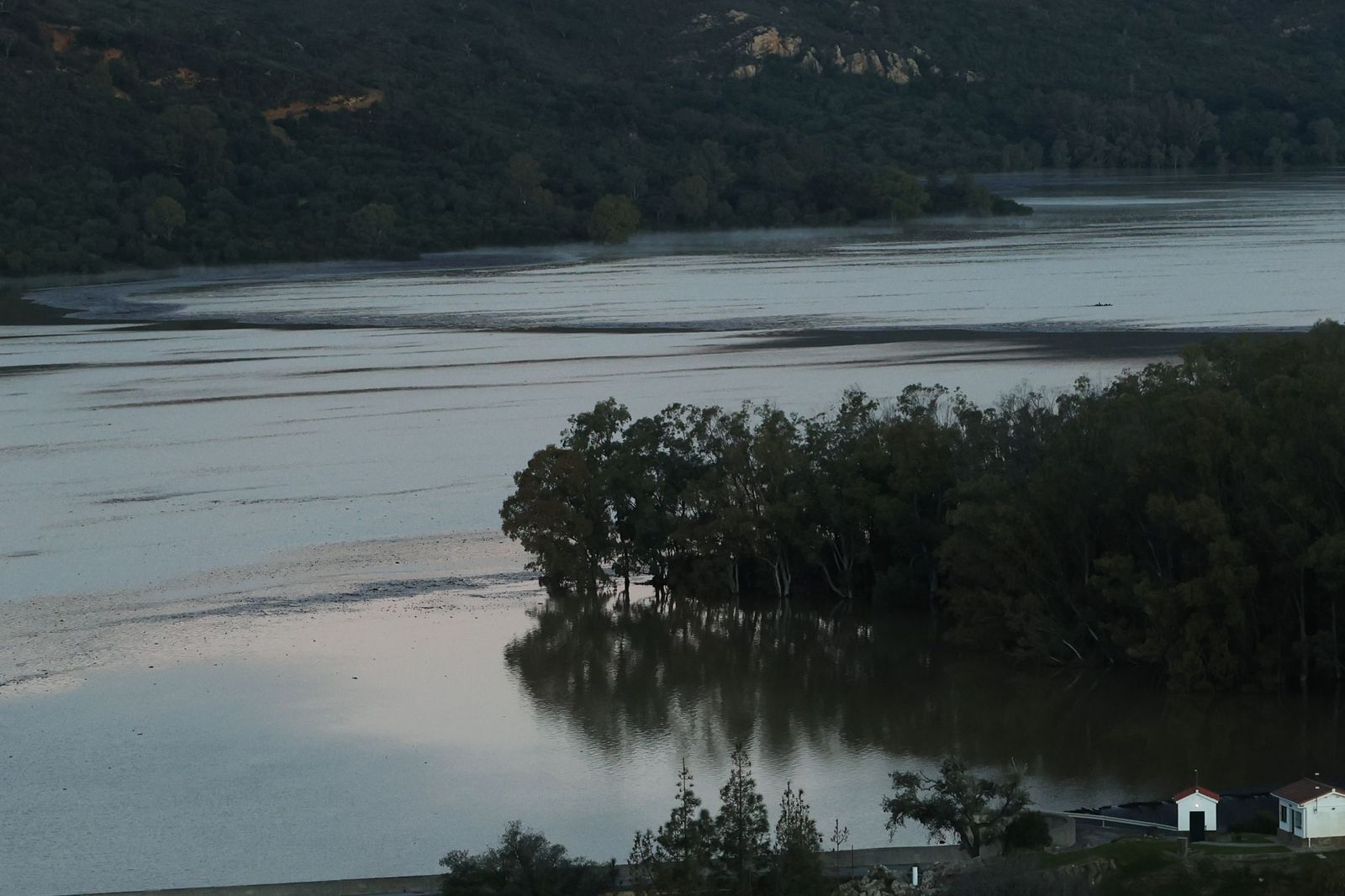 Fotos del desembalse del pantano de Guadarranque, al límite de su capacidad