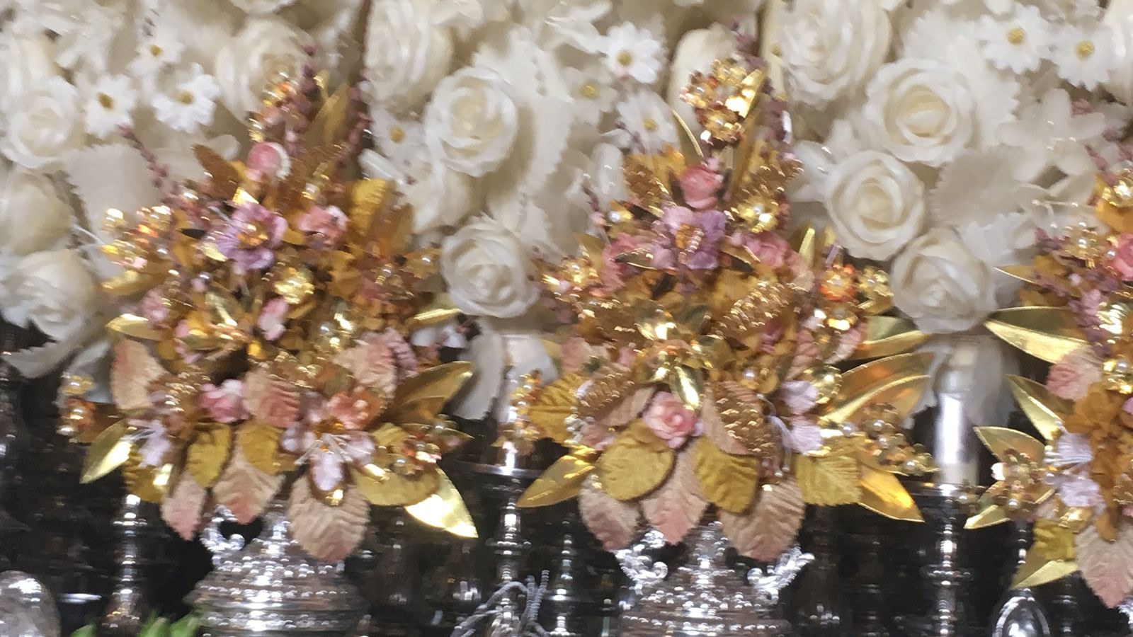 Flores de talco en el paso de la Virgen del Rocío.