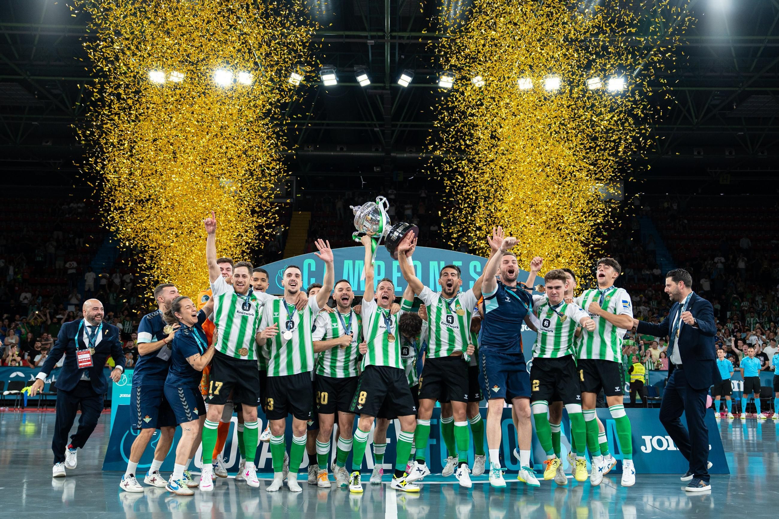 Un homenaje a la corta e intensa trayectoria del Betis Futsal, en imágenes