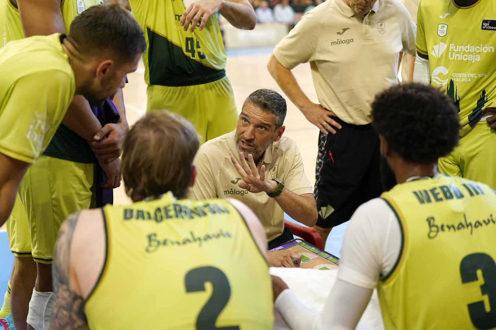 Ibon ordena en un tiempo muerto del Unicaja.