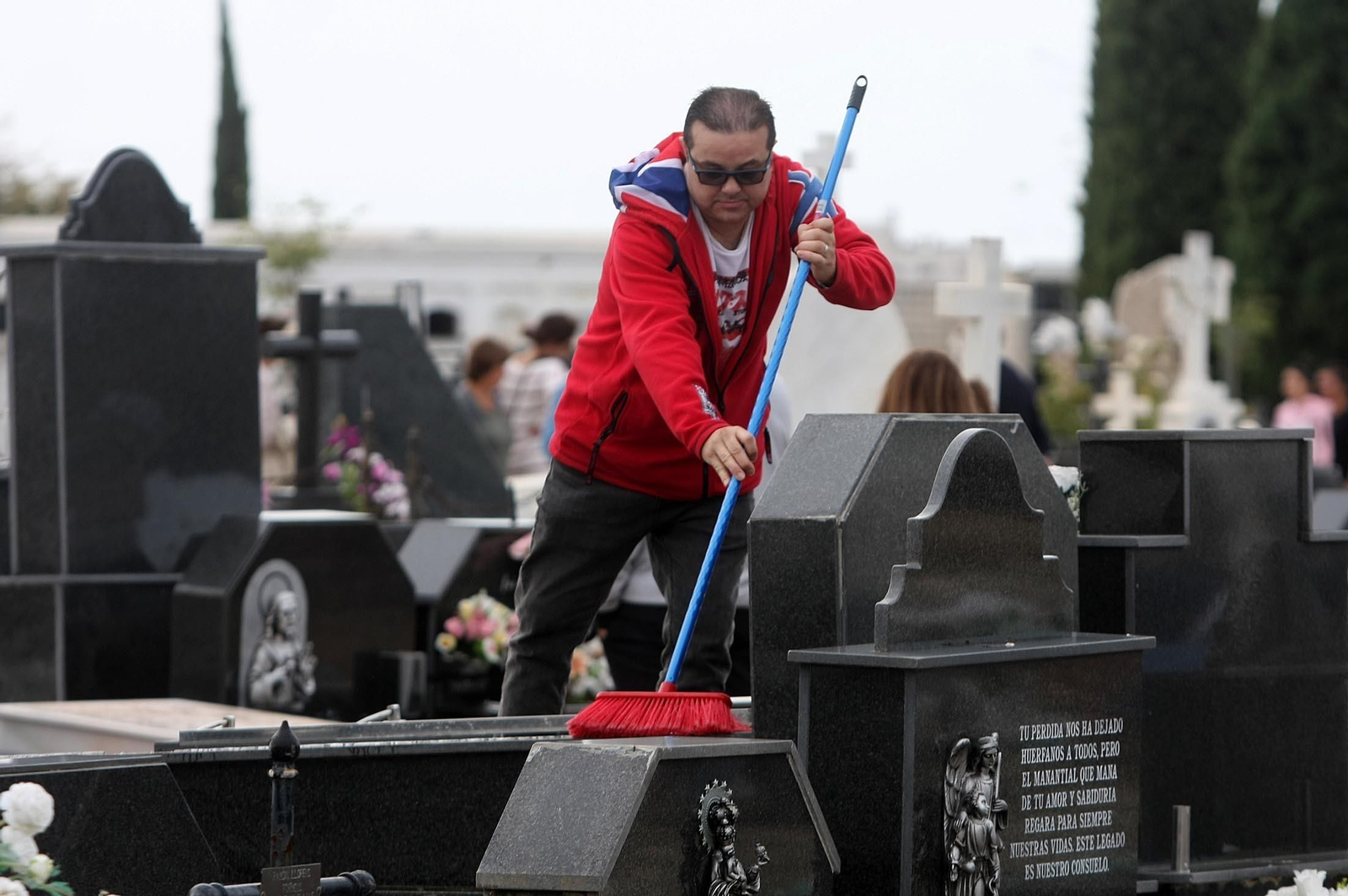 Imágenes del ambiente en el cementerio La Soledad, Huelva