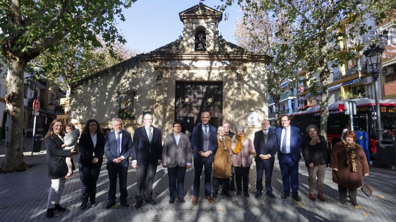 Foto de familia ante la capilla del Carmen de Calatrava.