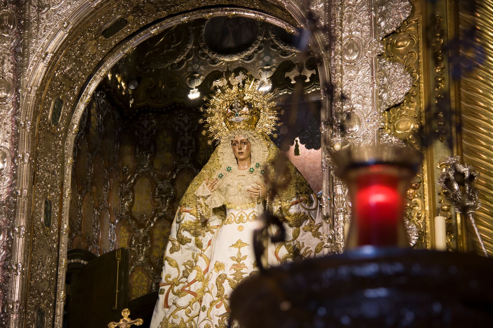 La Macarena se viste de blanco para la Pascua de Resurrección