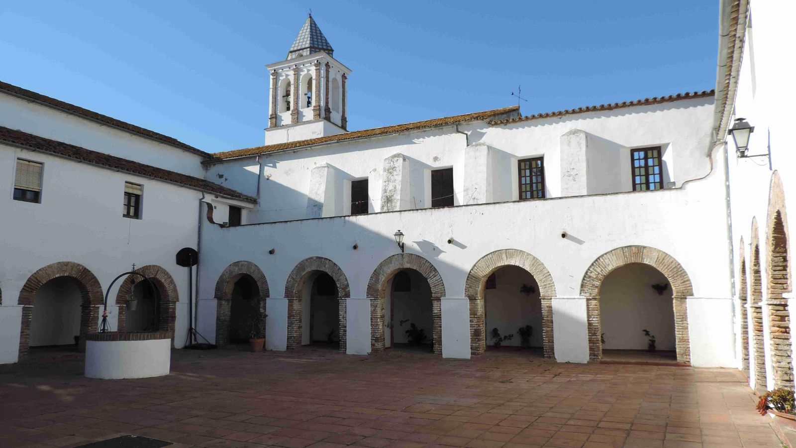 Claustro y torre de la iglesia de La Victoria, en Jimena  de la Frontera.