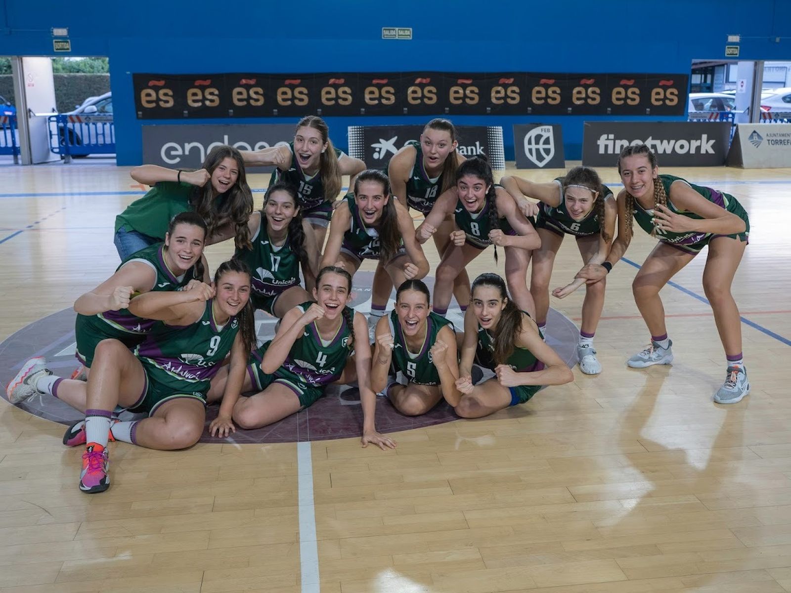 El cadete femenino del Unicaja celebra una victoria en Lleida.