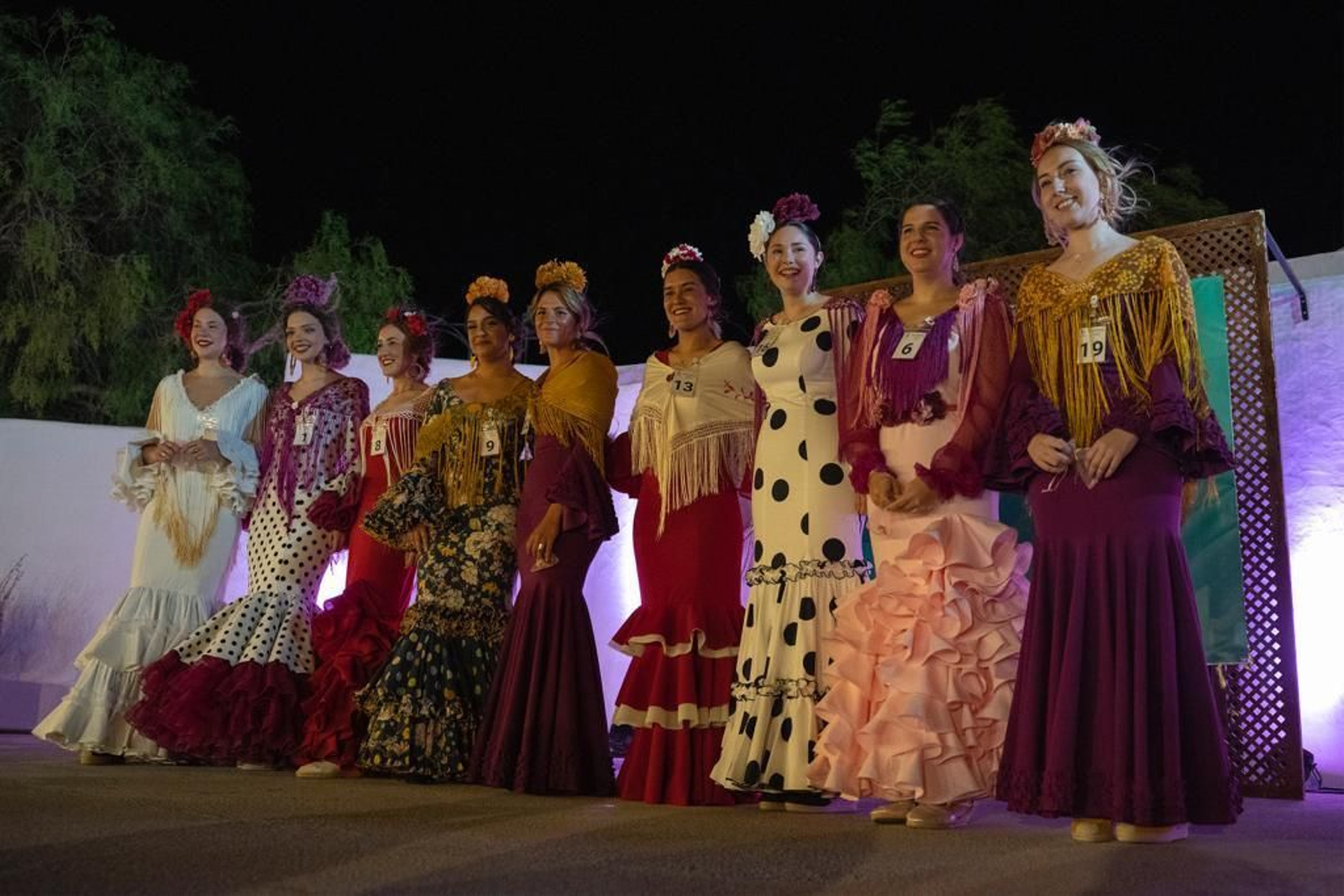 La Salinera Mayor, Claudia Tello Vázquez, en el centro, acompañada del resto de jóvenes seleccionadas por Fiestas para representar a La Isla durante la Feria del Carmen y de la Sal de 2022.