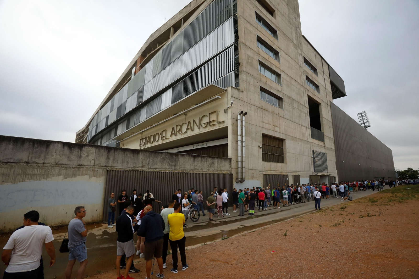 Aficionados del Córdoba CF, en una cola de acceso a las taquillas del estadio.
