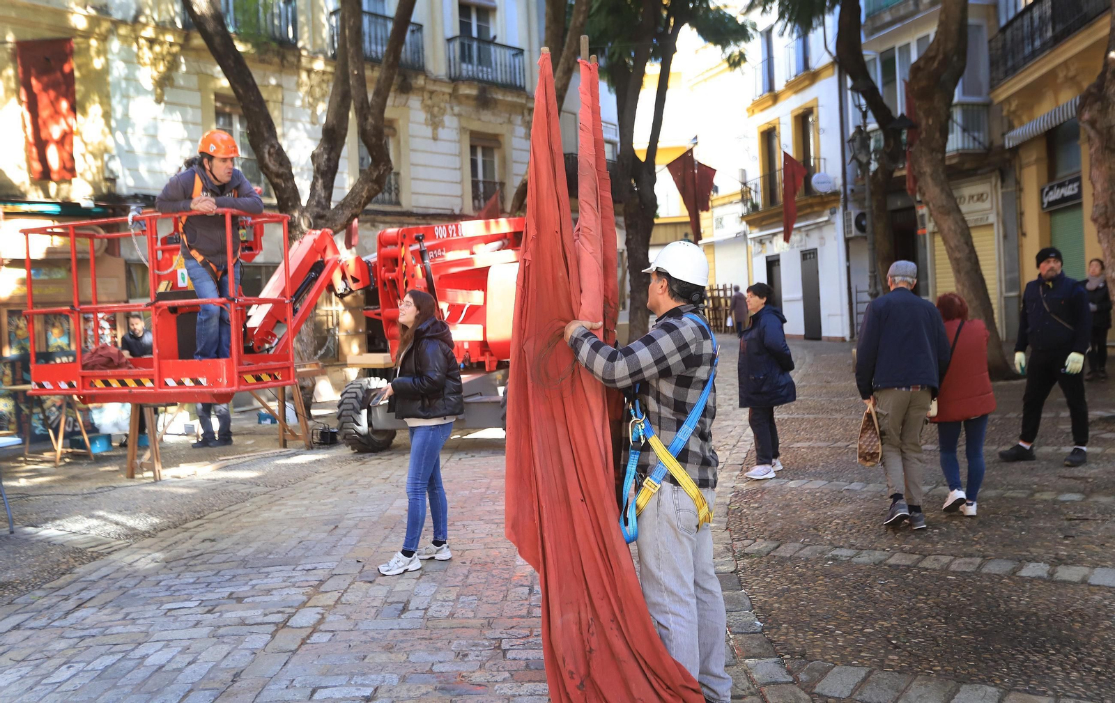 Montaje de los escenarios para el rodaje de la serie `Young Sherlock´ en Jerez
