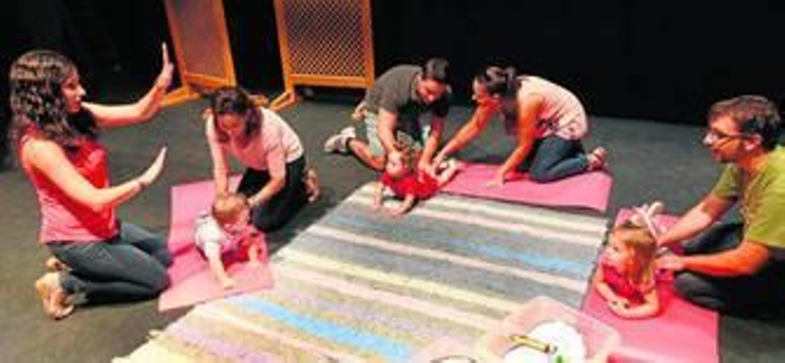 Los padres masajean a sus pequeños siguiendo las instrucciones de la profesora, Mabel Gálvez.