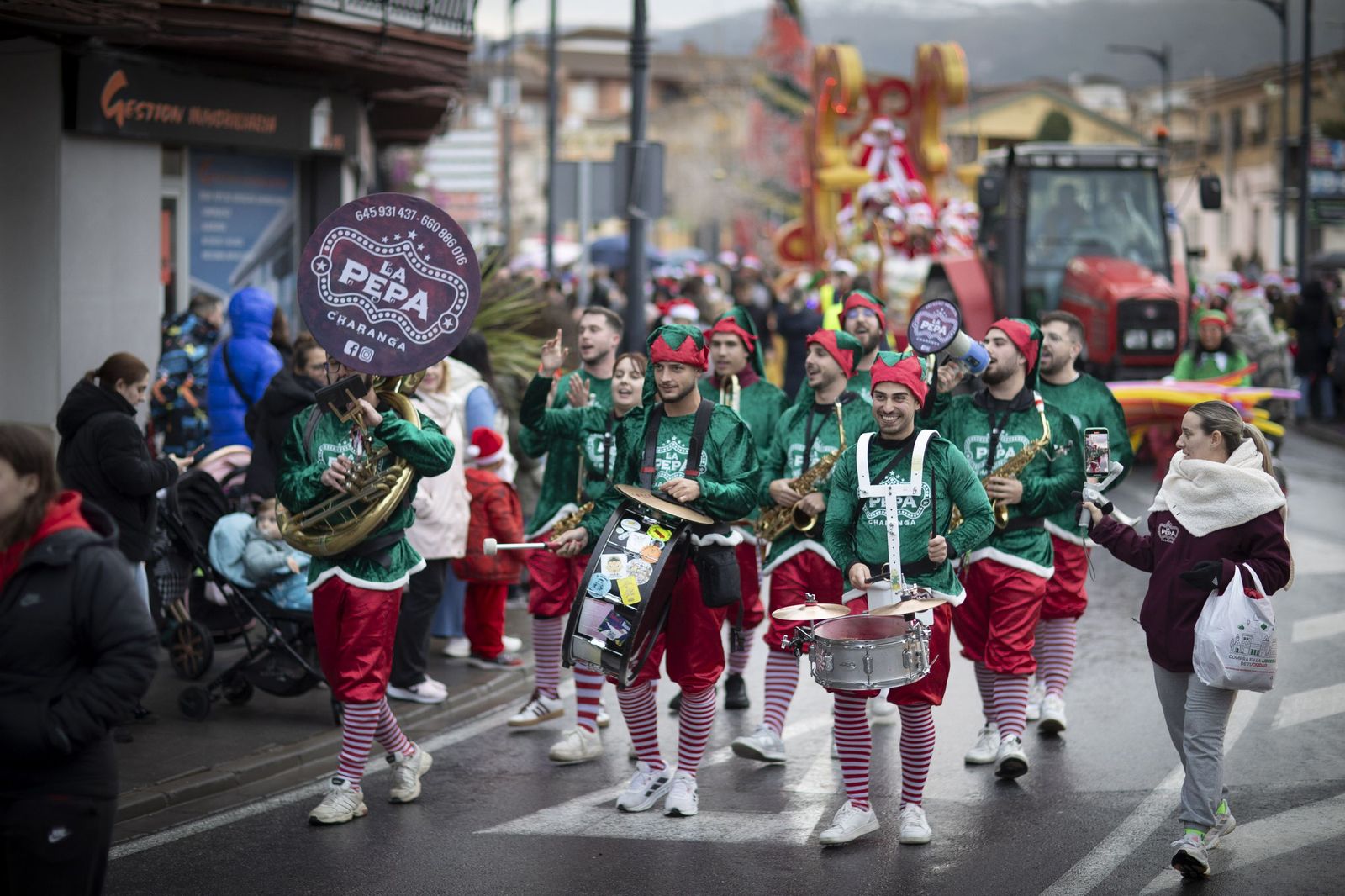 Única en España: las mejores imágenes de la cabalgata con 200 Mamá Noel en Otura
