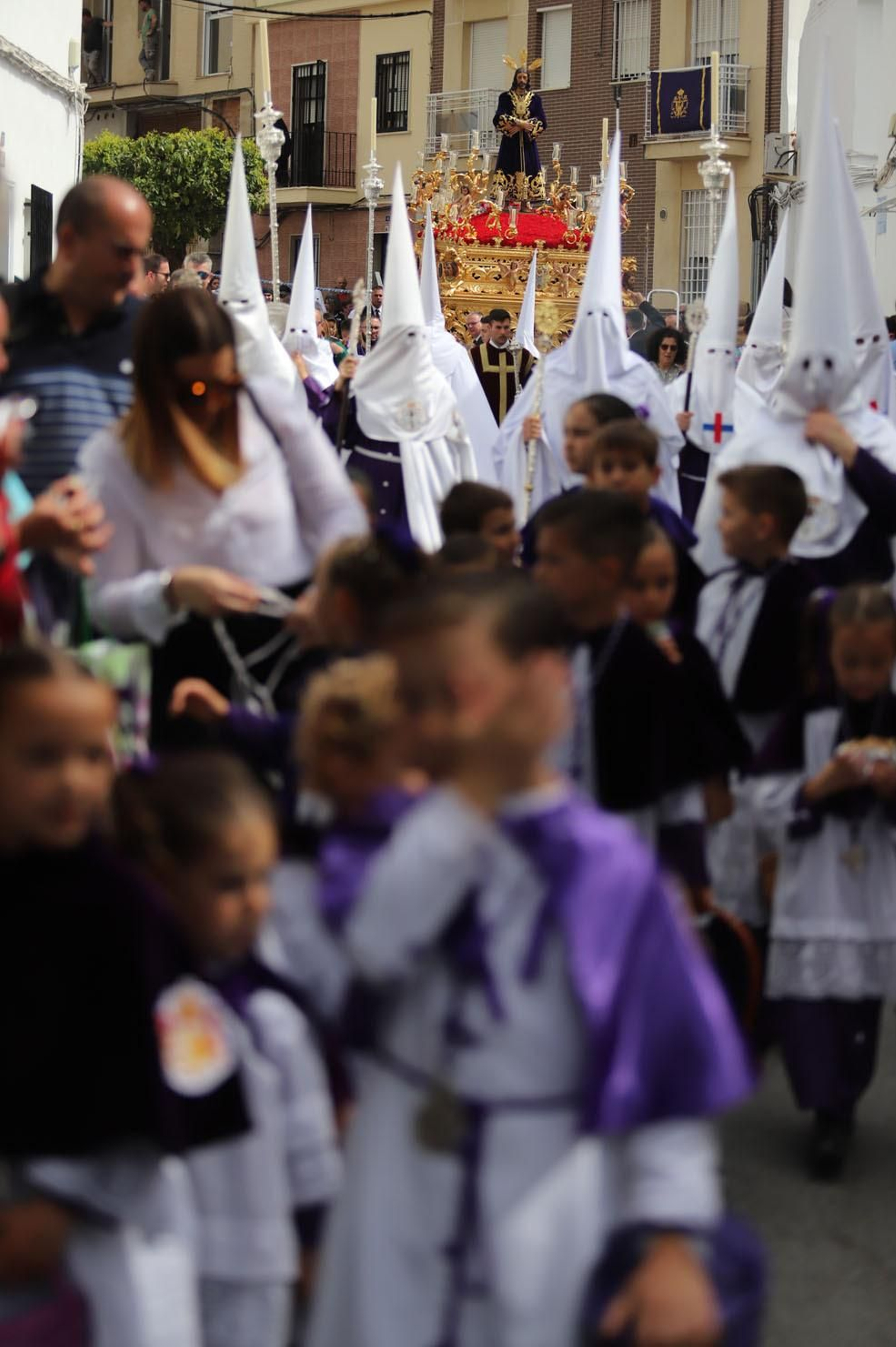 Imágenes del recorrido de la Hermandad del Cristo Cautivo de Huelva