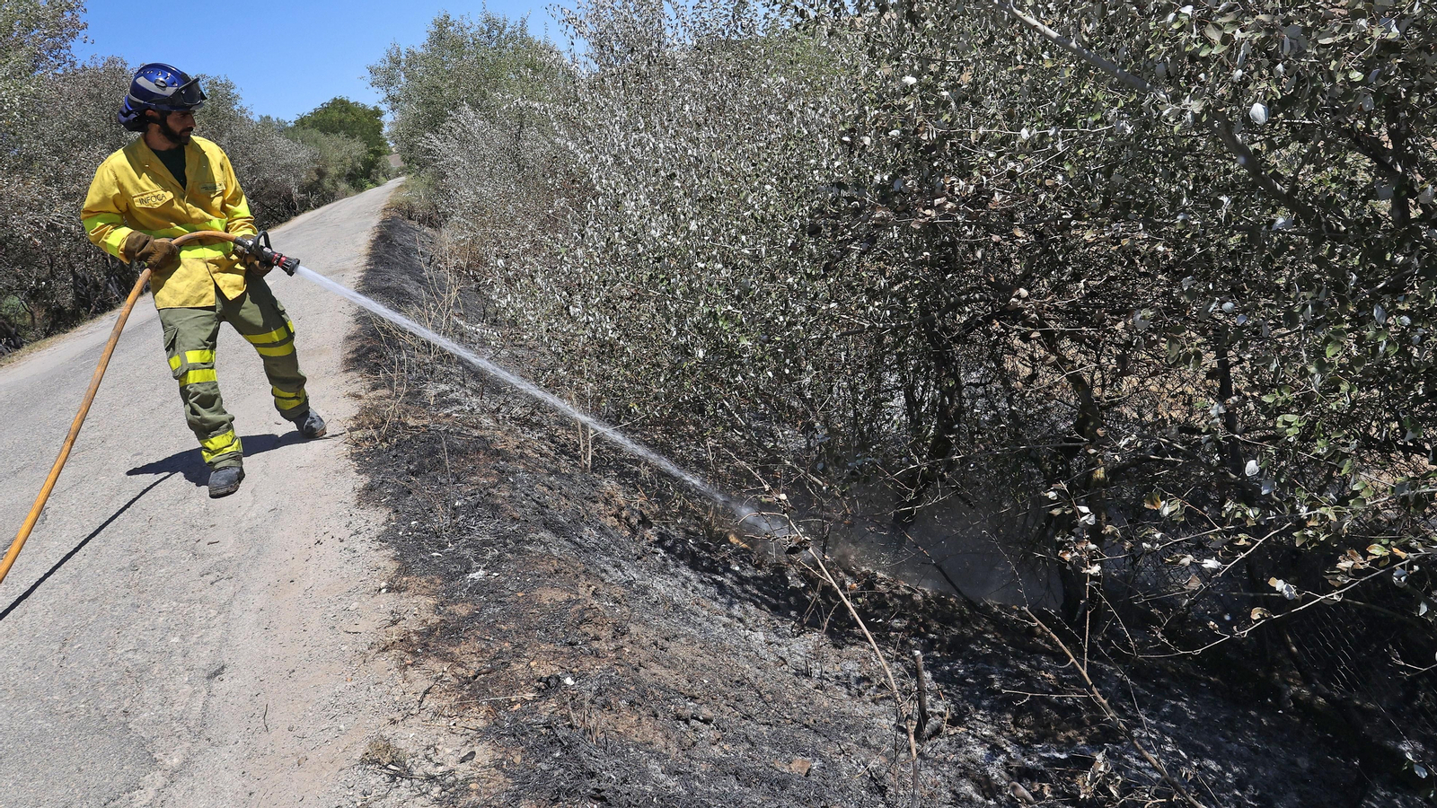 Infoca refresca la zona del incendio en La Ina