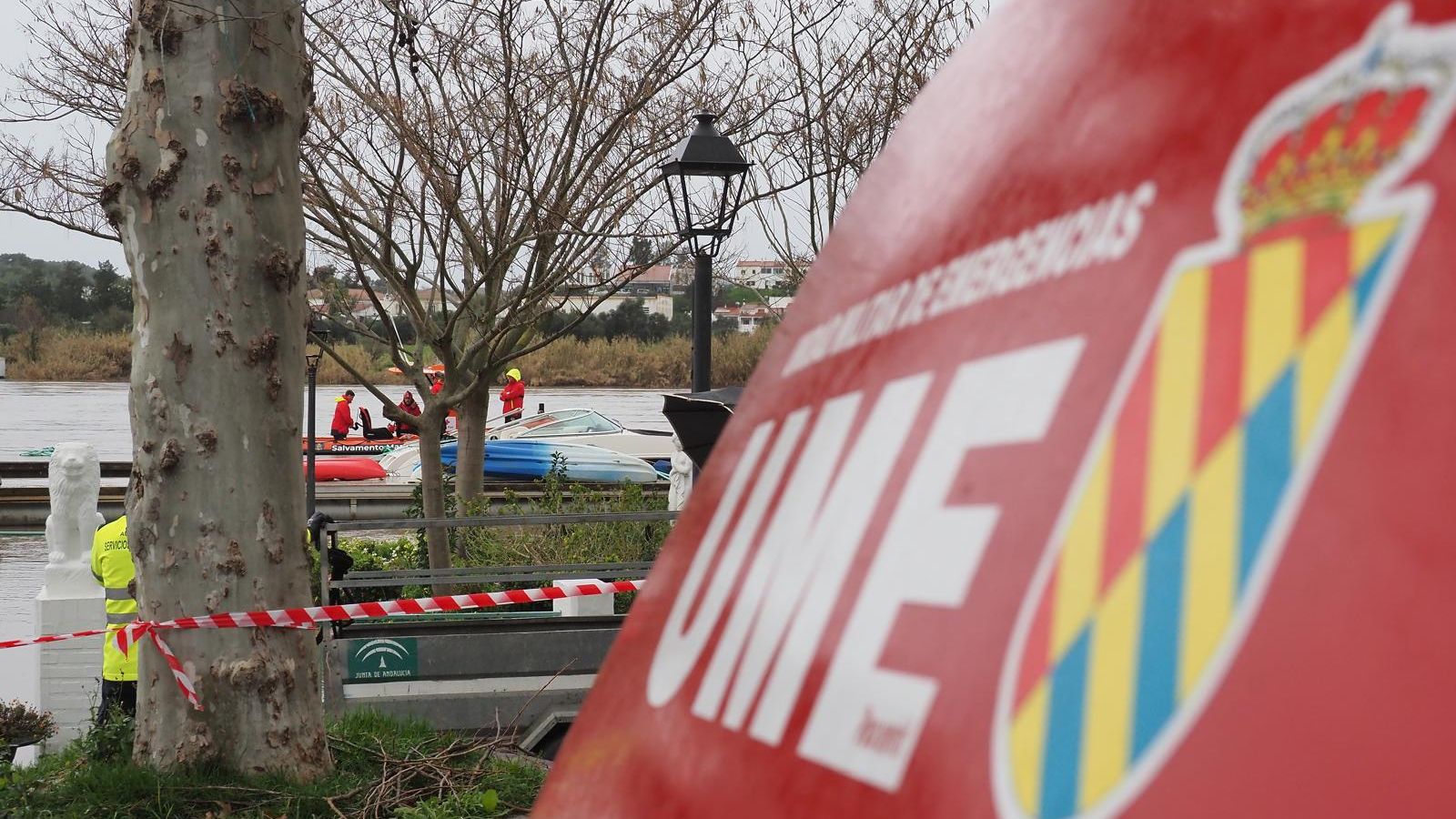 La UME desplegada en Sanlúcar.