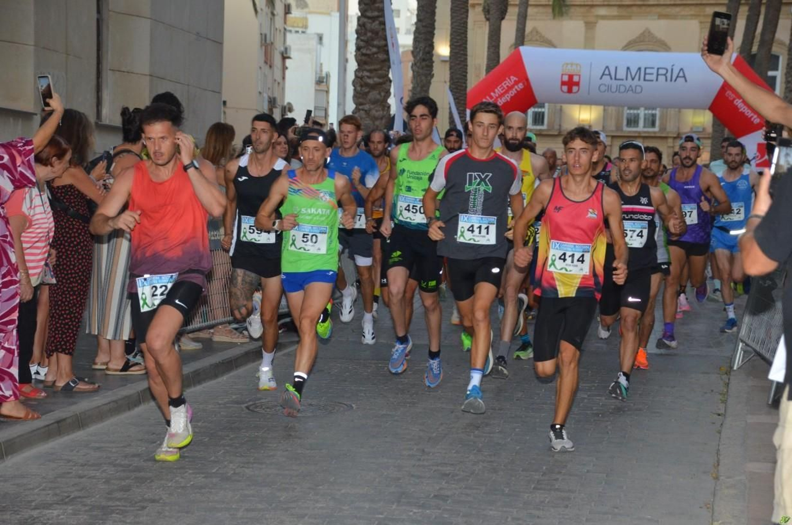 Los corredores toman la salida de la IX Carrera Nocturna Contra el Cáncer Ciudad de Almería desde la Plaza de la Catedral.