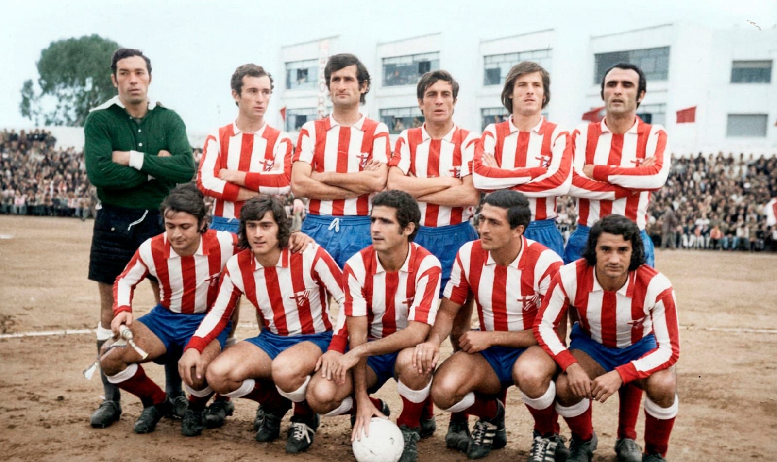 Maxi, segundo por la derecha en la fila de arriba, en el duelo copero ante el Oviedo jugado en enero del 74 en el estadio de La Falange que le sirvió para firmar por los carbayones