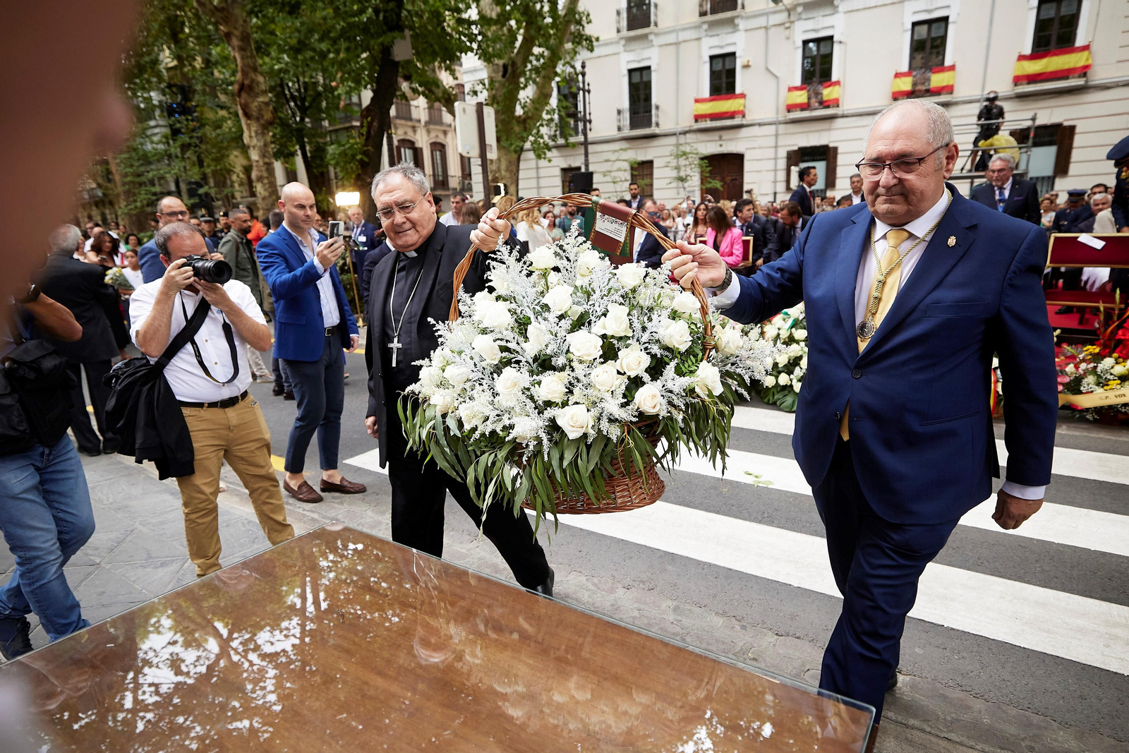 Granada se vuelca con la ofrenda floral en la Basílica de la Virgen de las Angustias