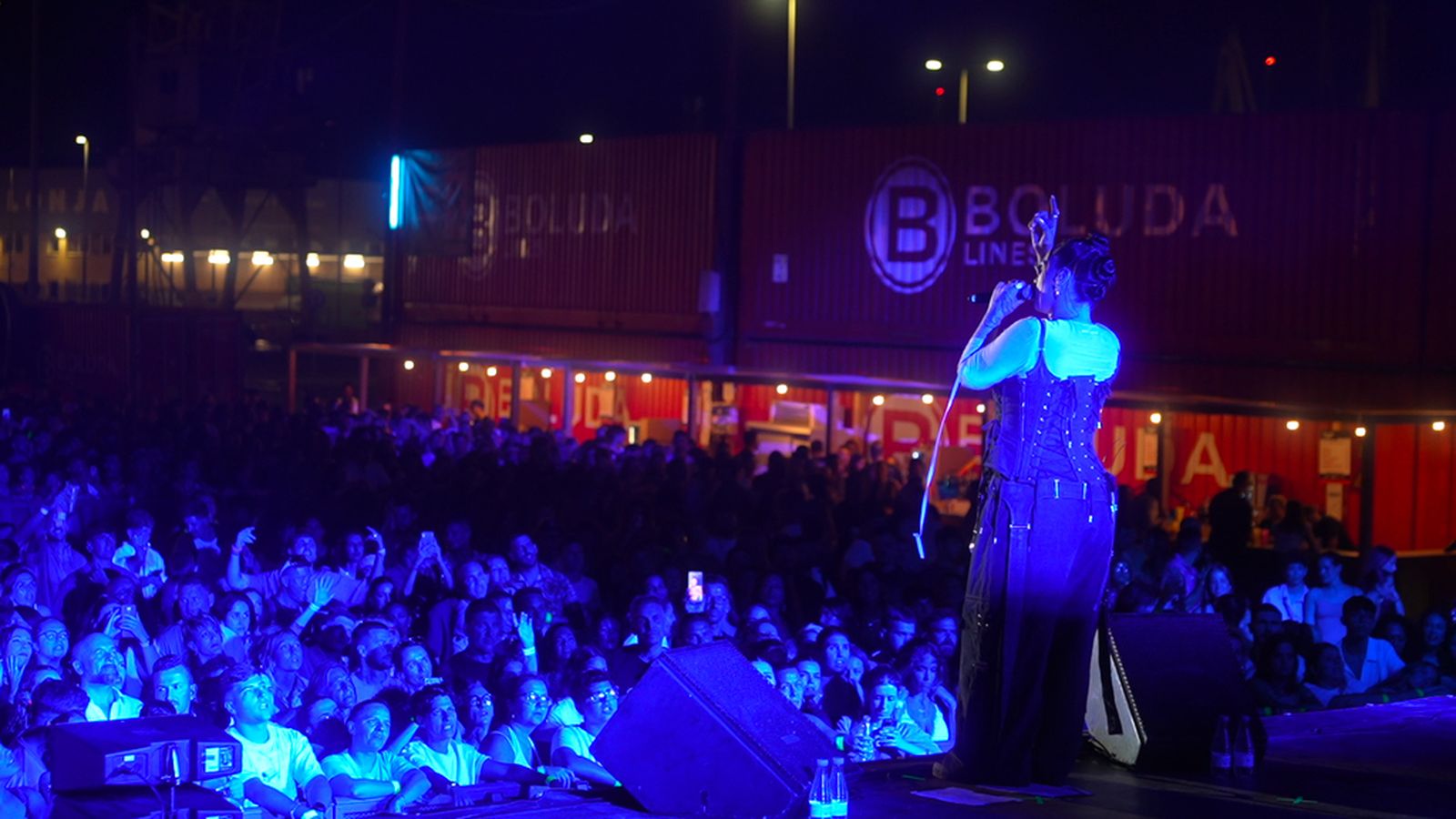 Lía Kali, en un momento de su concierto en el muelle Reina Victoria de Cádiz.