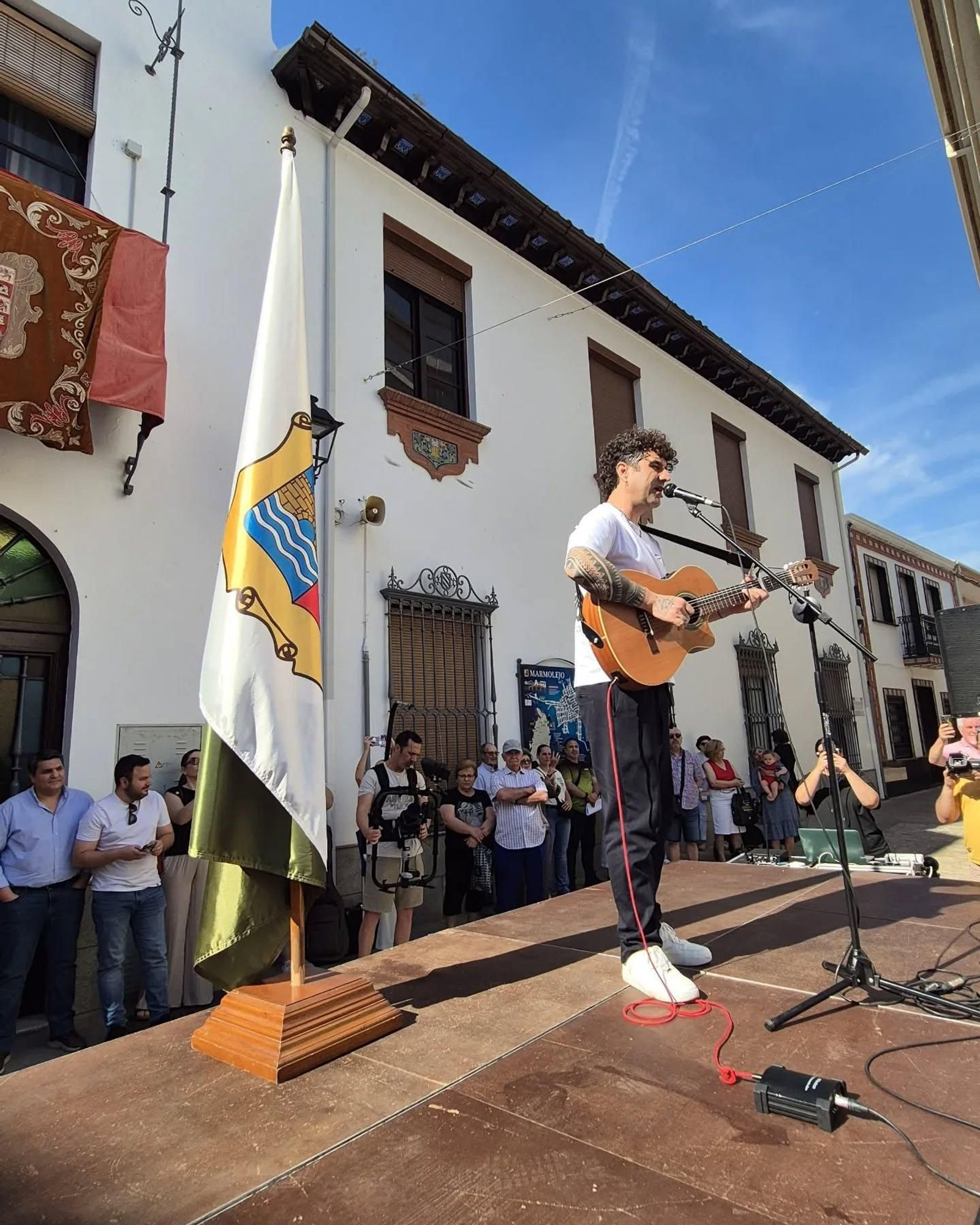 Marmolejo celebra su independencia con la interpretación de su himno, en imágenes