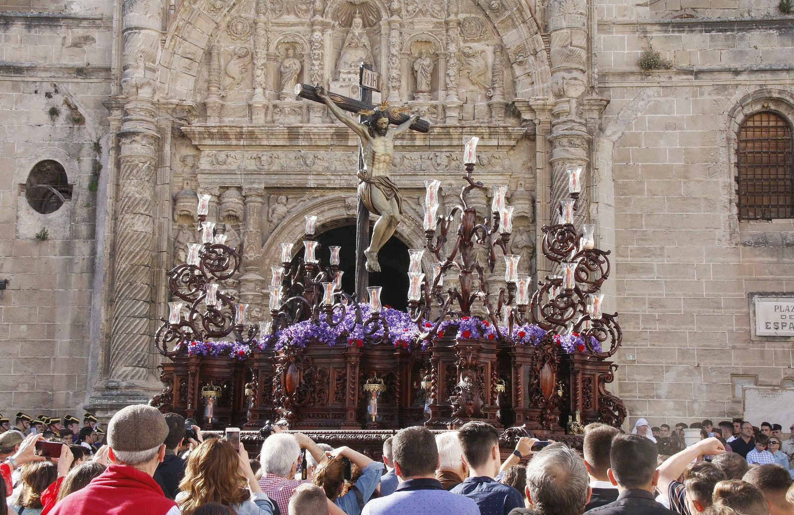 El paso de  La Misericordia, con la Basílica al fondo.