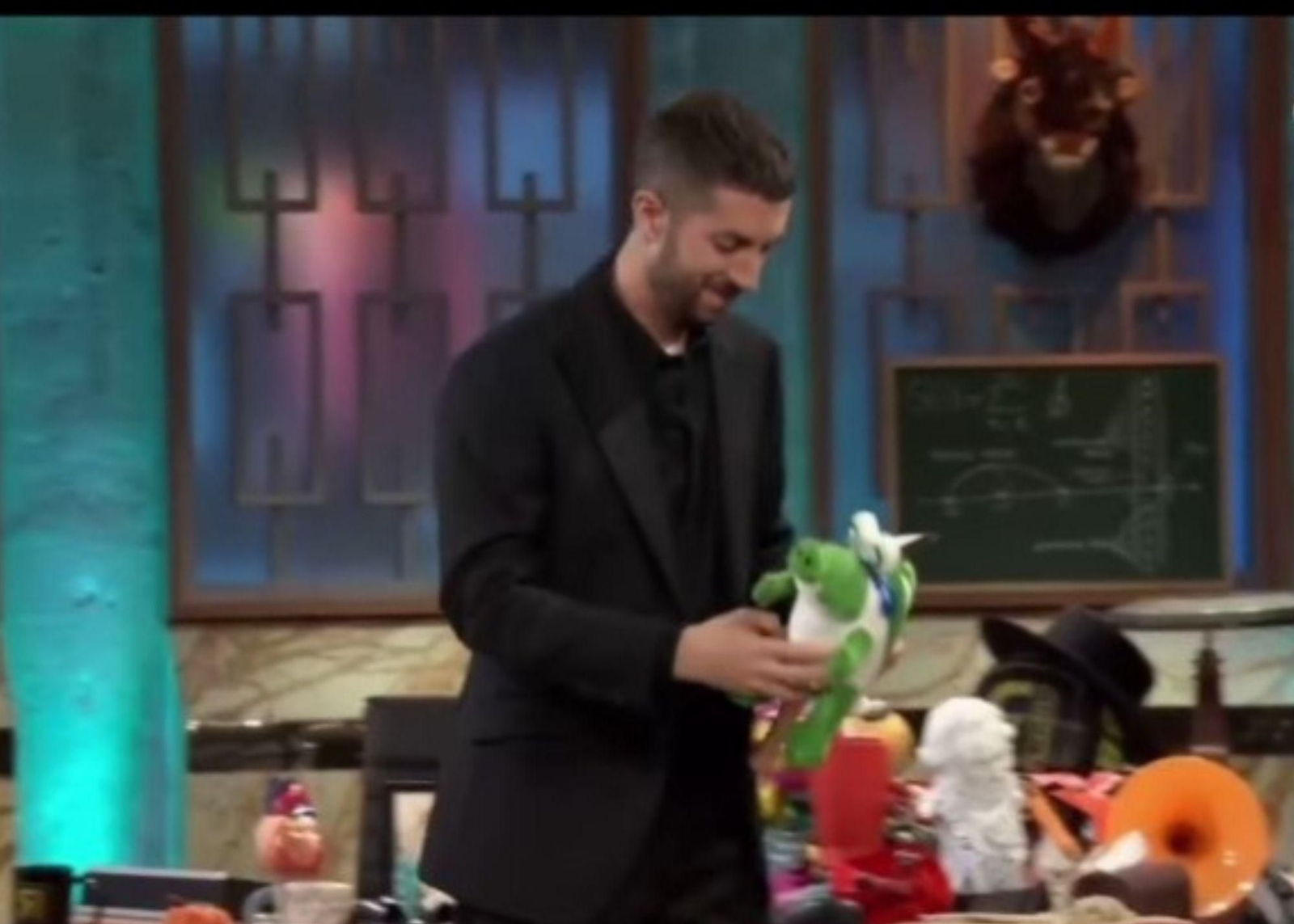 David Broncano junto al peluche de Koki David Broncano junto al peluche de Koki