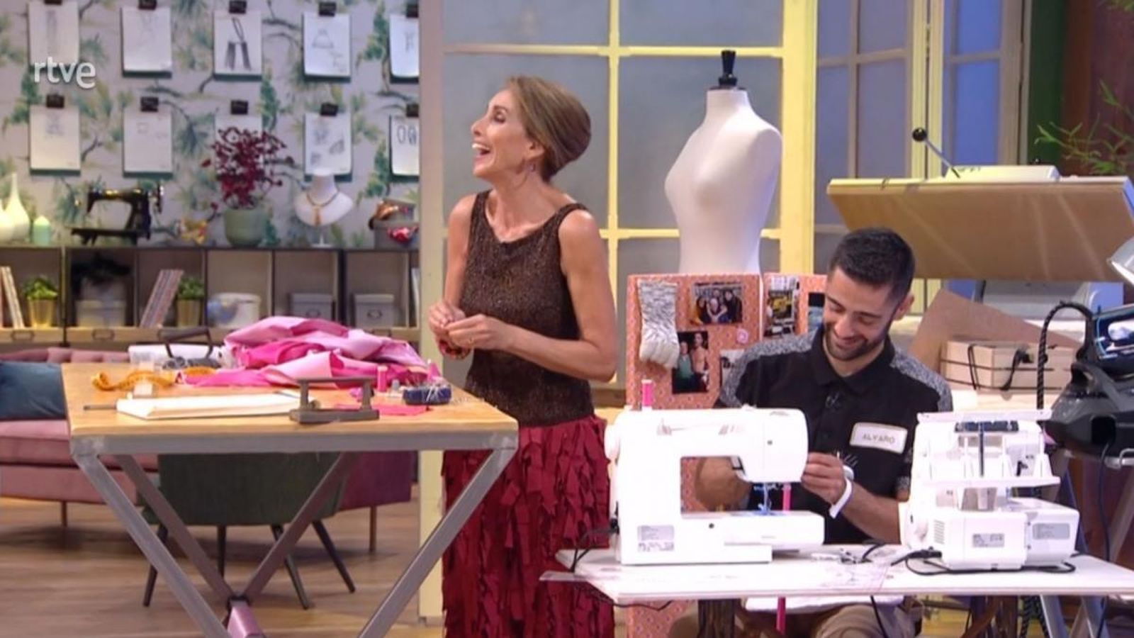 Ana Belén, este lunes, cosiendo en 'Maestros de la costura'.