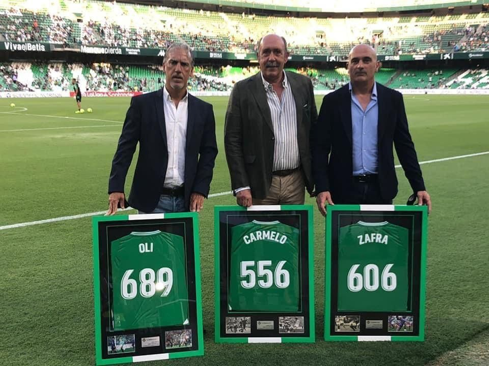 Oli (i), Carmelo y Zafra fueron homenajeados por el Betis.