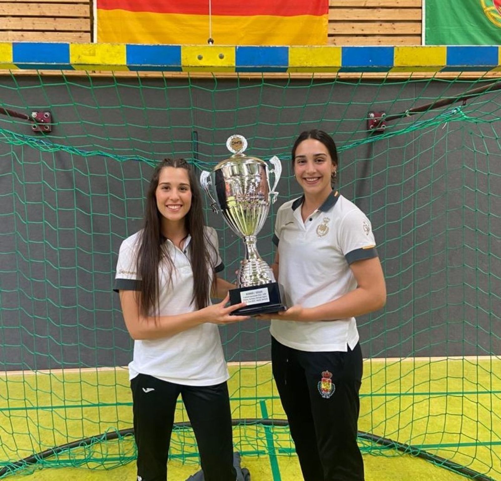 Laura Sánchez y Almudena Gutiérrez, con el trofeo.
