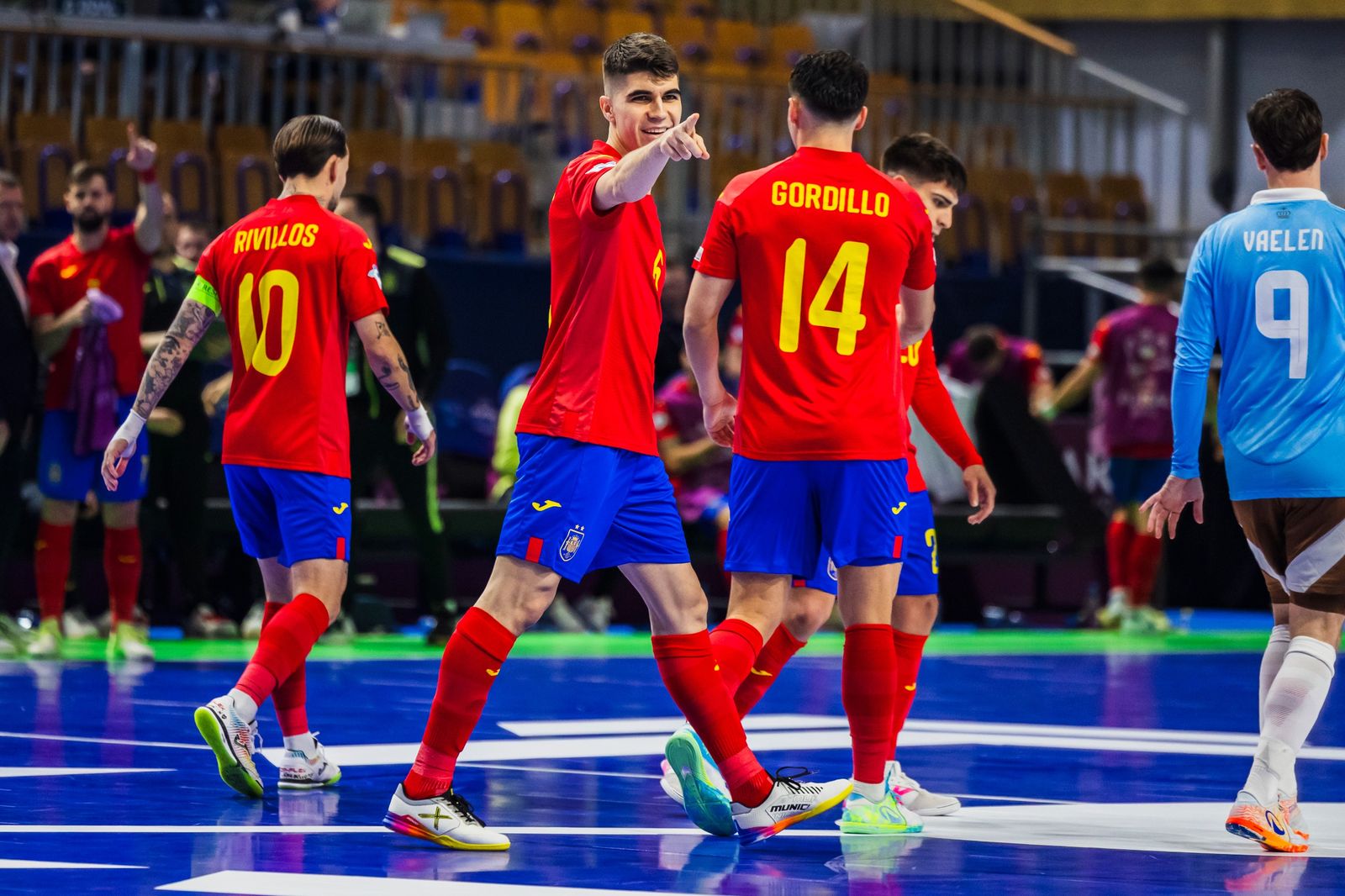 Antonio Pérez dedica su tanto.