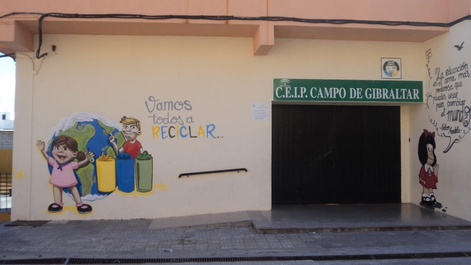 Puerta del CEIP Campo de Gibraltar de La Bajadilla, en Algeciras.