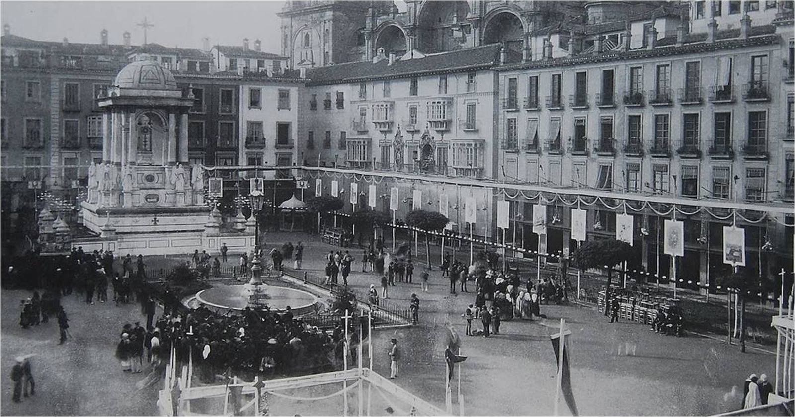 Foto antigua de la plaza Bibarrambla.