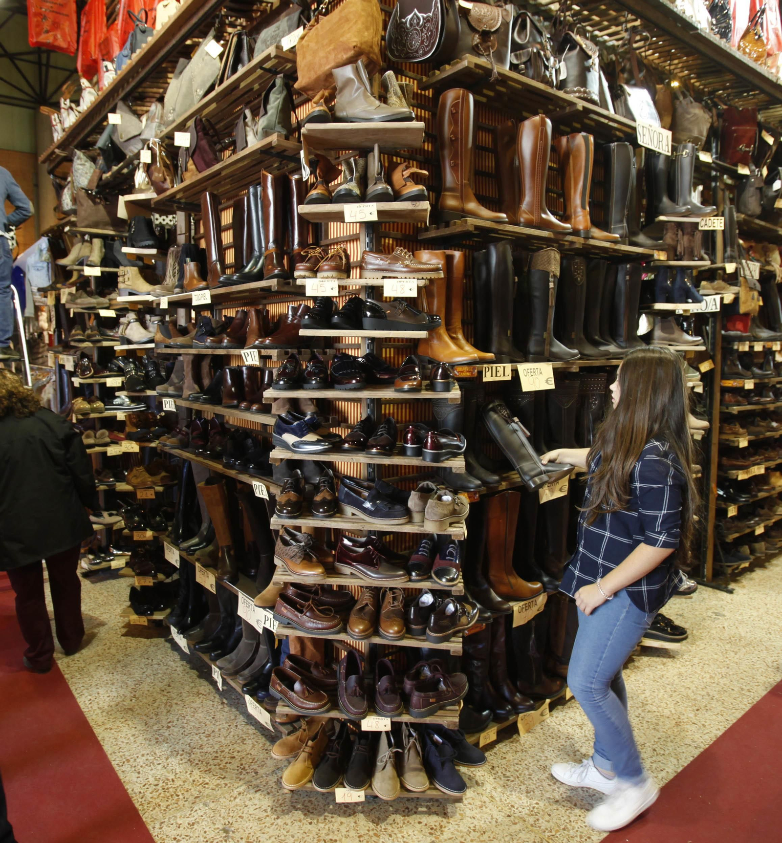 Estantería con botos camperos en el Sicab.