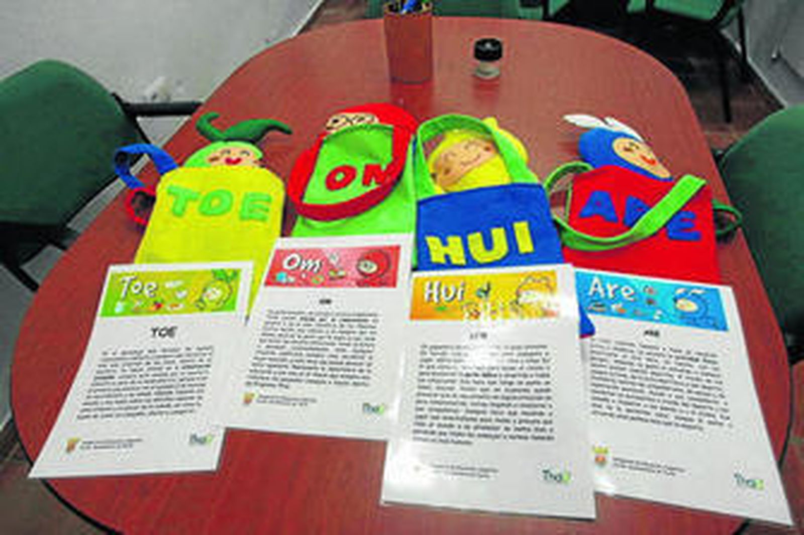 Un grupo de niños juegan a la comba en el patio del colegio Guzmán el Bueno, junto a dos profesores, el pasado viernes.