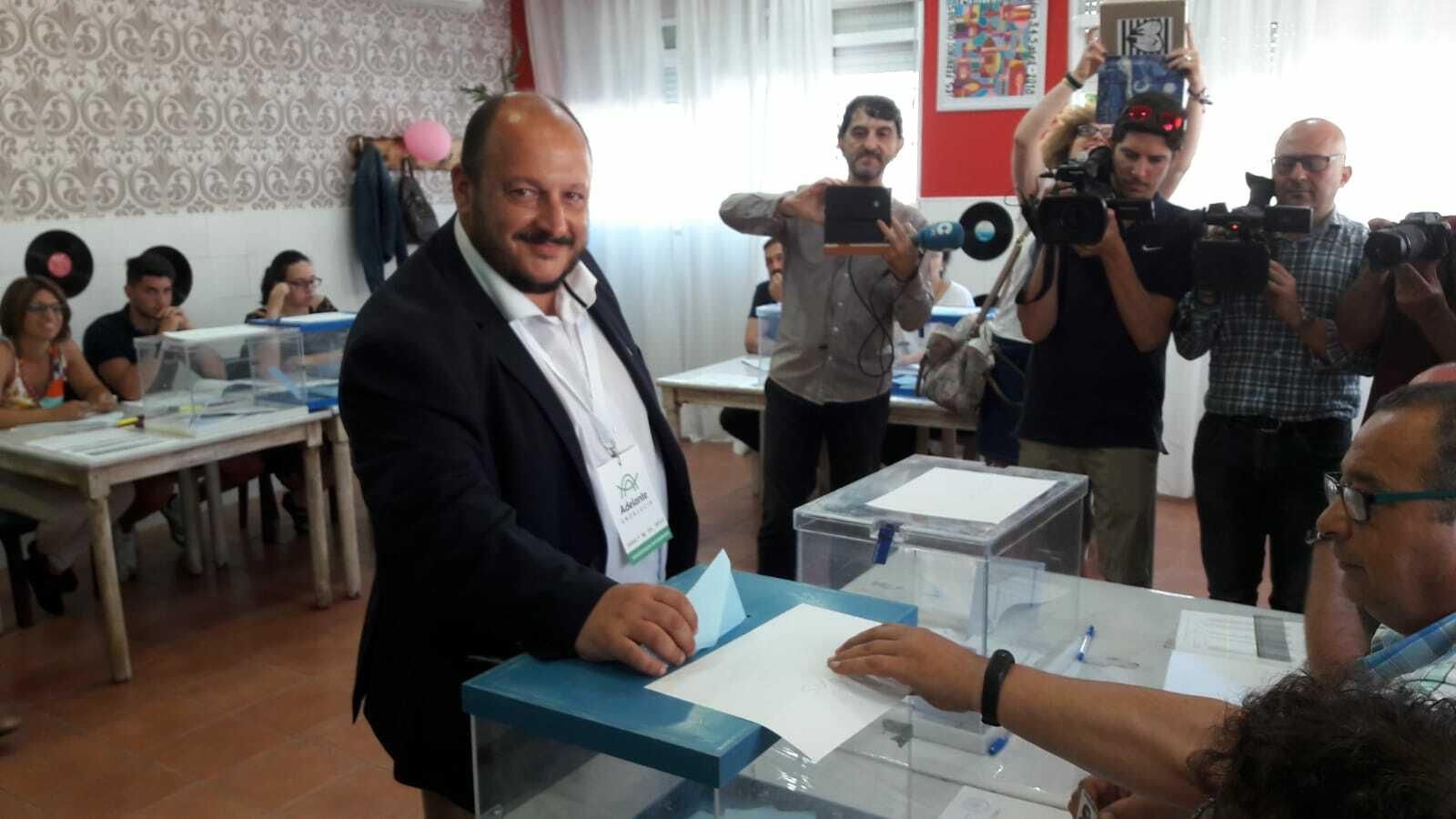 Raúl Ruiz-Berdejo, votando en el Instituto Lola Flores.