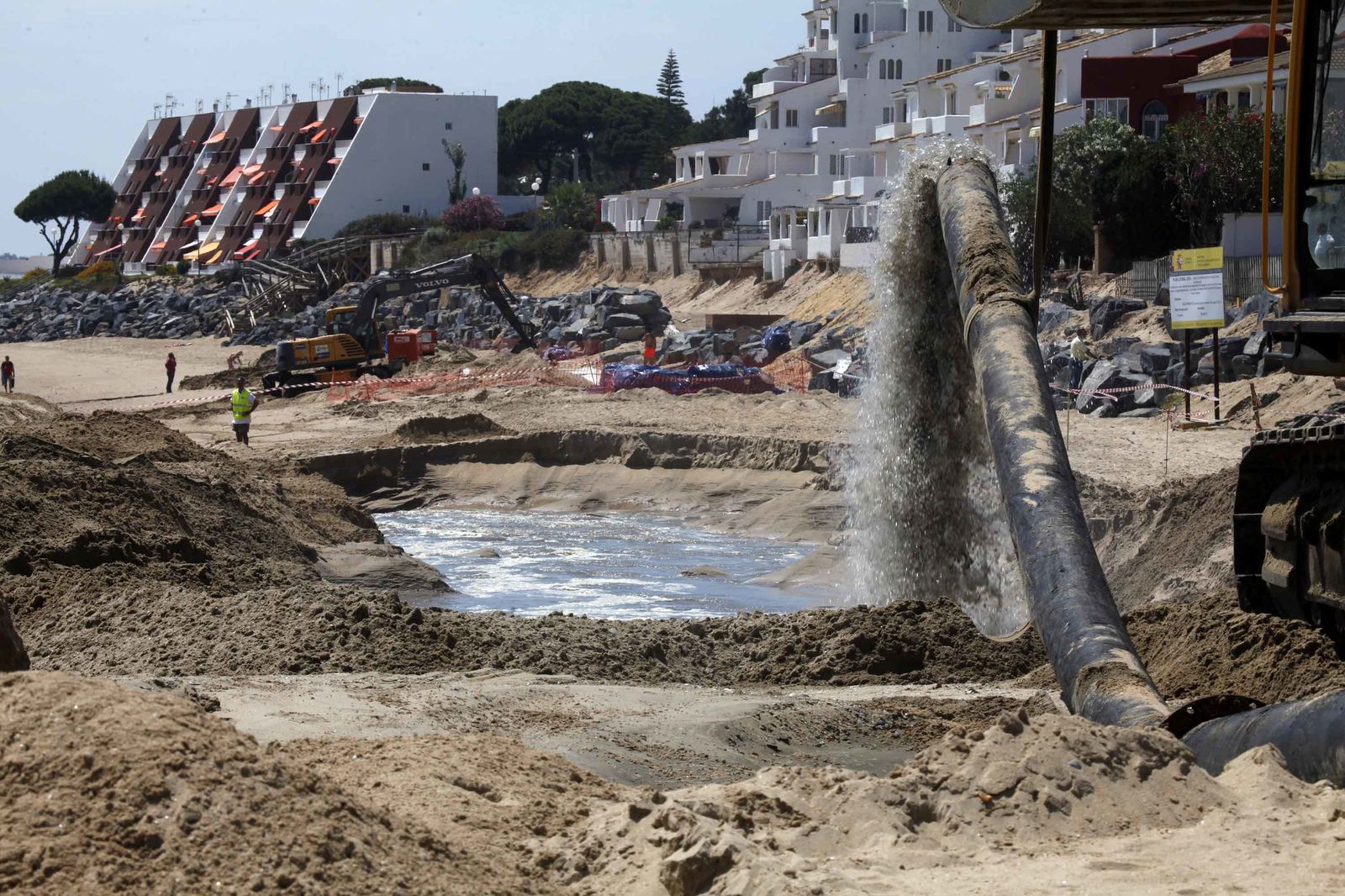 El inicio de los trabajos de regeneración de la arena en la playa de El Portil