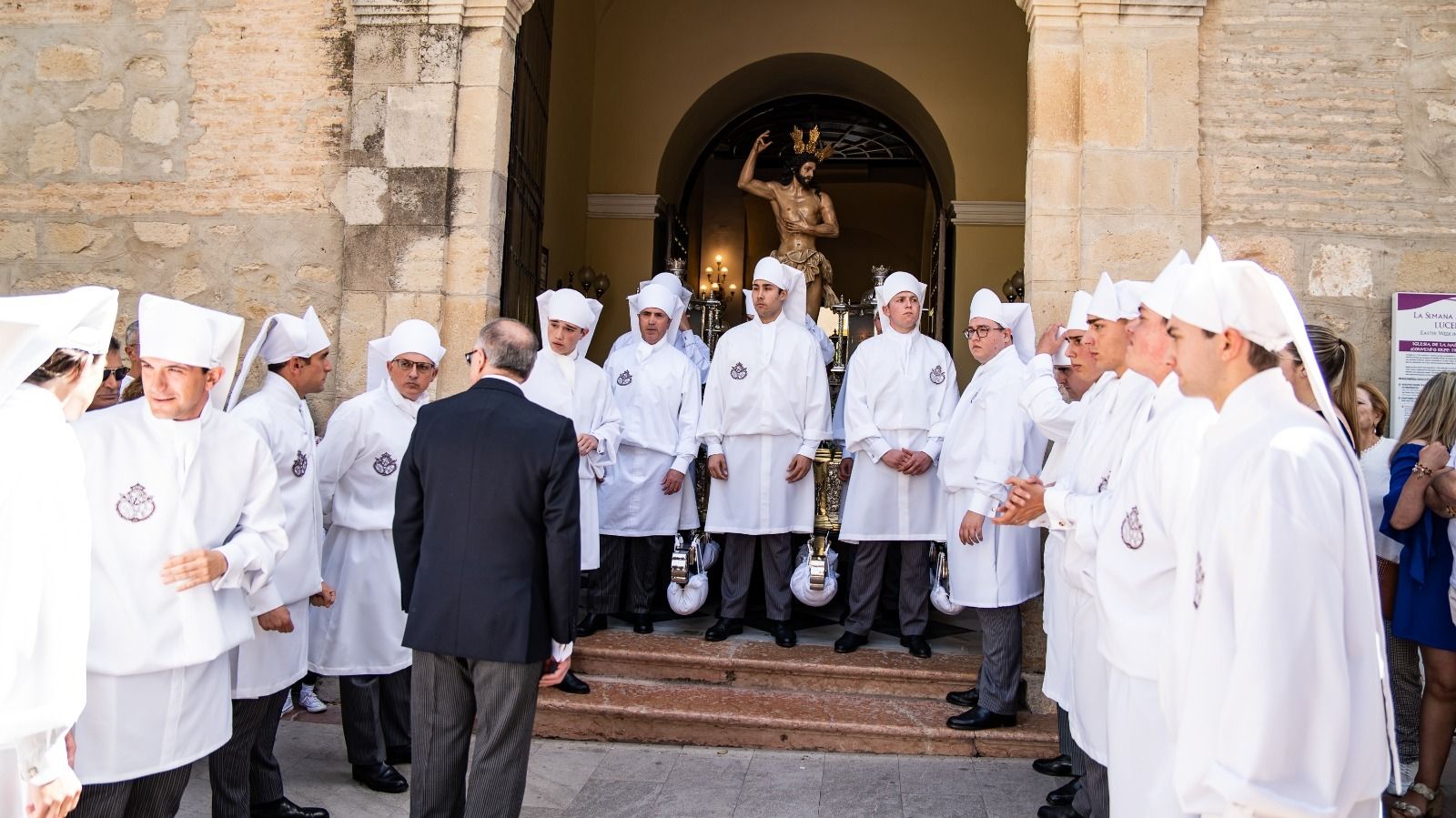 Domingo de Resurrección en Lucena: Procesión de Nuestro Padre Jesús Resucitado y Nuestra Señora de los Ángeles, en imágenes