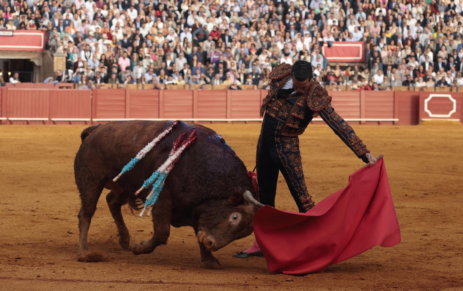 Las imágenes de los toros en Sevilla con Morante de la Puebla, José María Manzanares y Talavante