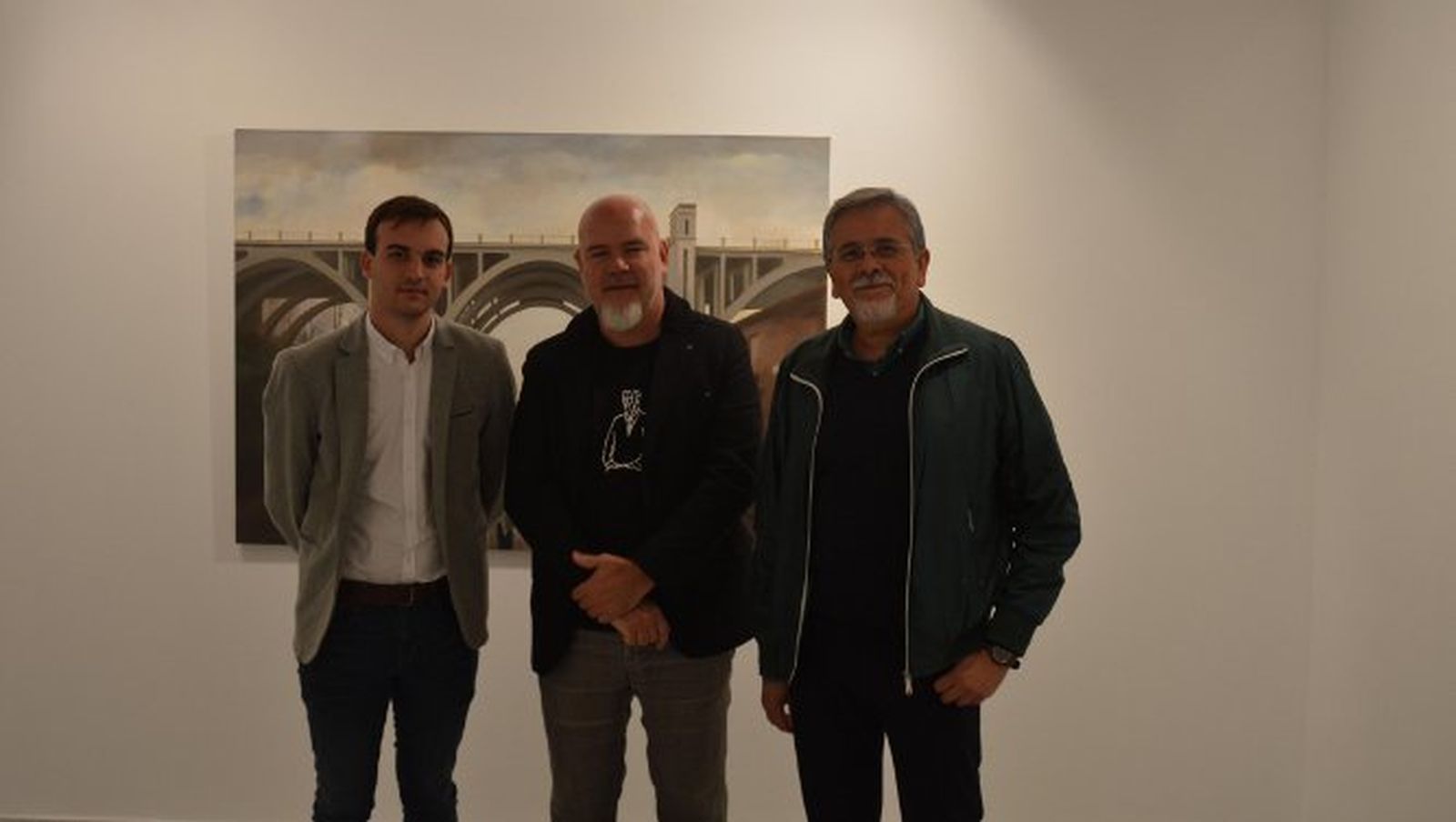 El delegado de Cultura, Daniel Moreno, con Damián Flores y Eduardo Rodríguez, durante la visita a la exposición.