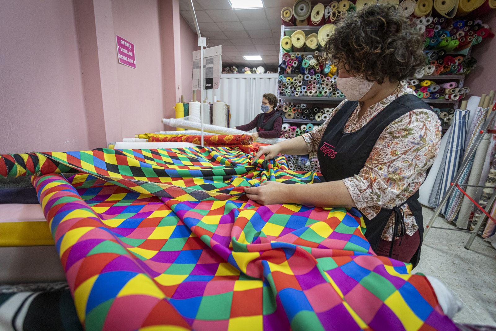 Telas carnavalescas, de vivos colores, en la tienda Trapo’s de la avenida de Portugal.