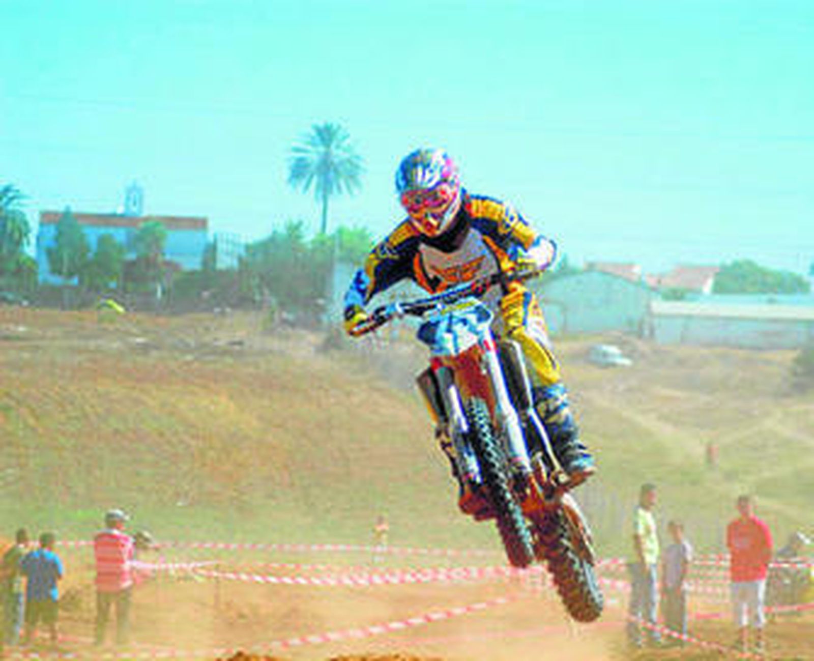 El cartayero Mario Ortiz prepara a fondo el Nacional de motocross.