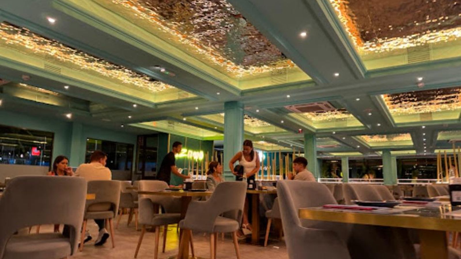 Las instalaciones de Izumo Jaén son grandes y con una decoración sofisticada.