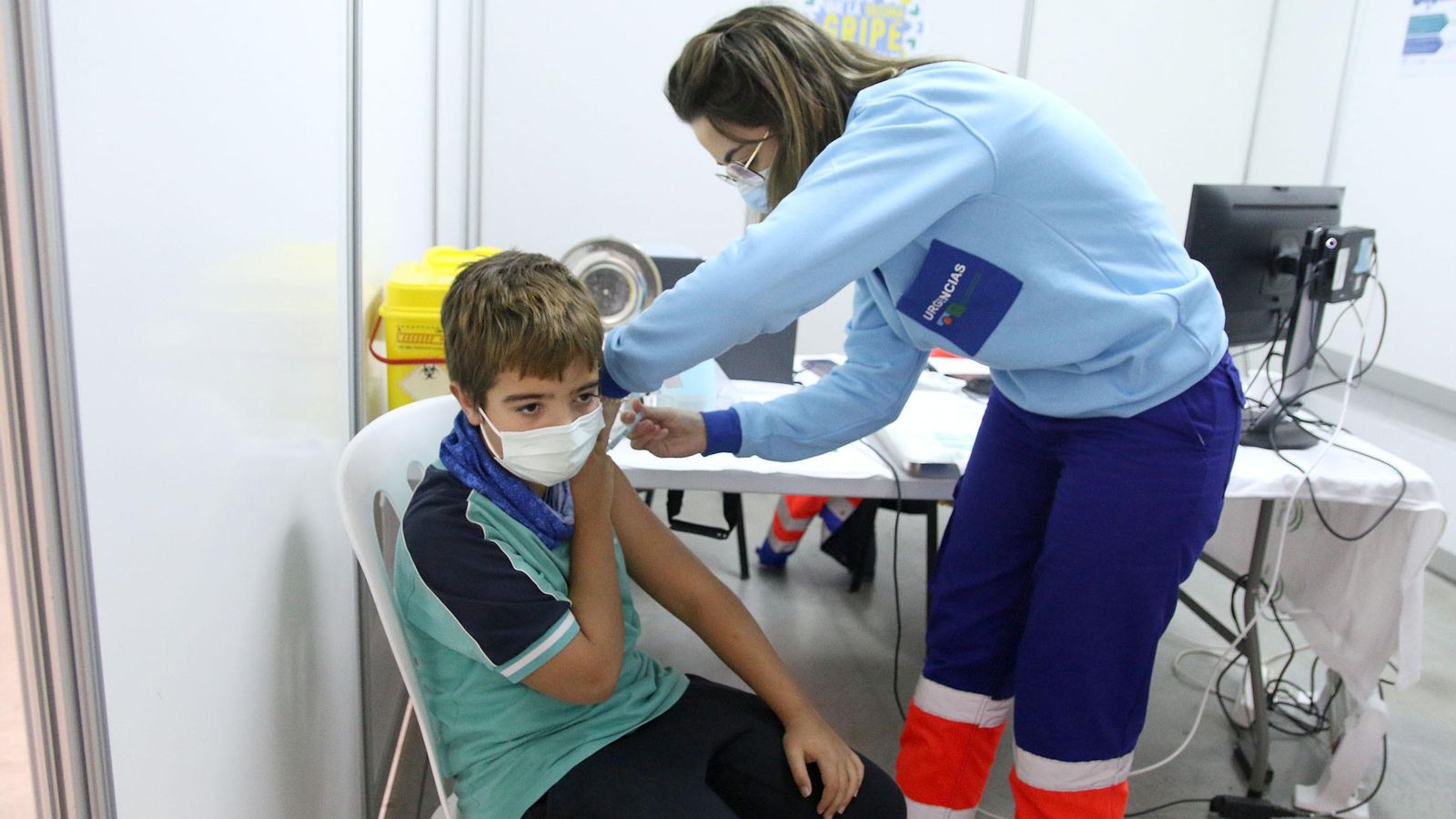 Un niño recibe la vacuna contra la covid.