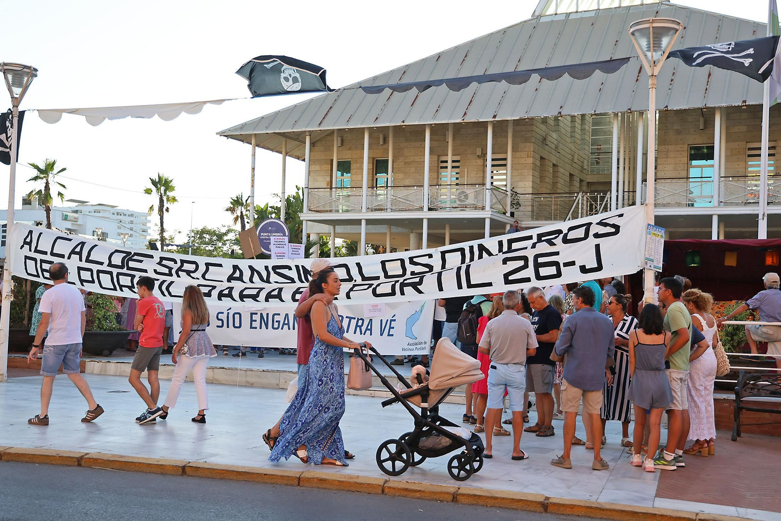 Imágenes de la concentración de los vecinos del Portil por el abandono de la playa