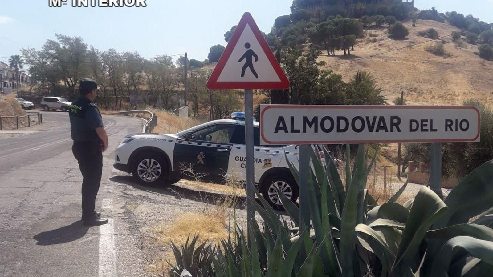 Un agente de la Guardia Civil en Almodóvar del Río.